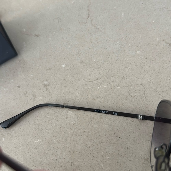 Quay x Desi High Key Sunglasses with hard case - Picture 4 of 4